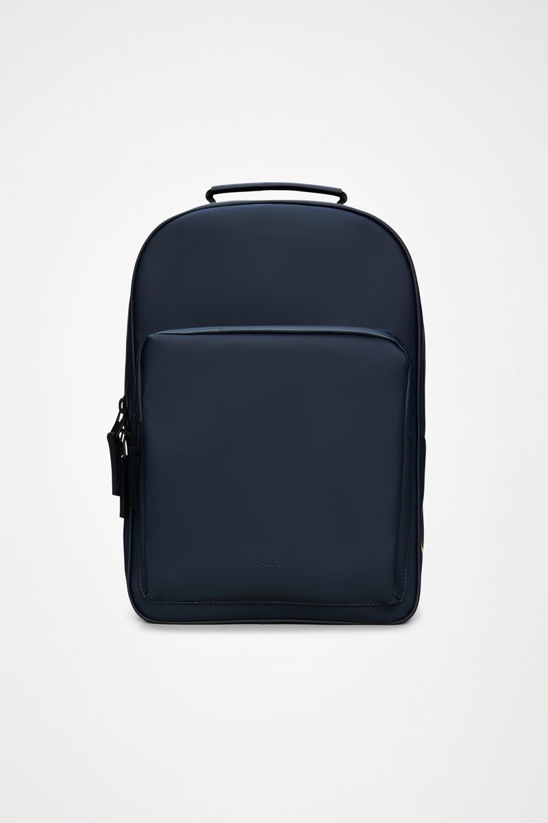 Marineblauer Rucksack mit glatter, matter Oberfläche. Verfügt über eine vordere Reißverschlusstasche und einen oberen Tragegriff. Minimalistisches Design ohne sichtbare Logos.