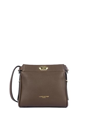 Sac à main Lancaster Paris en cuir marron avec fermoir doré et bandoulière, surface texturée et forme rectangulaire compacte.