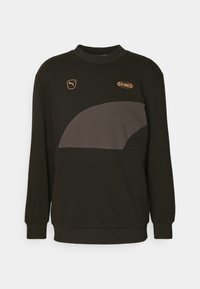 Felpa nera con colletto e polsini a costine, caratterizzata da un design geometrico grigio scuro e loghi dorati sul petto.