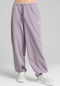 Puma DARE TO GYM RELAXED WASHED PANTS - Pantaloni sportivi - pale plum