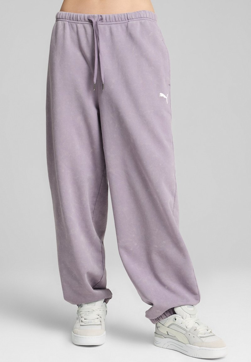 Puma DARE TO GYM RELAXED WASHED PANTS - Pantaloni sportivi - pale plum