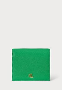 Grønn lærpung med teksturert overflate, med et gulllogo-aksent og en kompakt, rektangulær design.