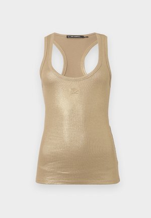 Metalen gouden mouwloze tanktop met ribbelstructuur, racerback ontwerp en subtiele logo-accent in het midden. Soepele, aansluitende pasvorm.