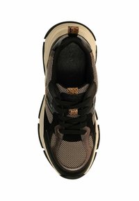 Zwarte en tan sneaker met mesh- en suède-materialen, textuurelementen, ronde neus en vetersluiting met een trekflap.
