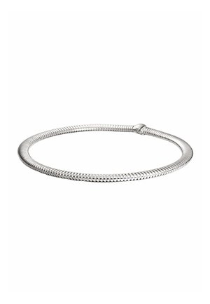 Pulsera de metal plateado con un diseño flexible y trenzado. Textura suave, forma circular, con un cierre de gancho seguro. Sin embellecimientos adicionales.