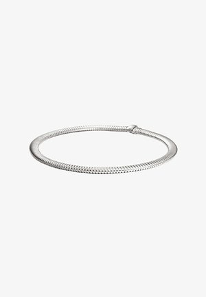 Pulsera de metal plateado con un diseño flexible y trenzado. Textura suave, forma circular, con un cierre de gancho seguro. Sin embellecimientos adicionales.