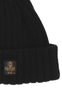 Beanie nera lavorata a maglia con una texture a costine. Presenta un risvolto e una toppa quadrata nera con un logo dorato di un cane e il testo RefrigiWear.