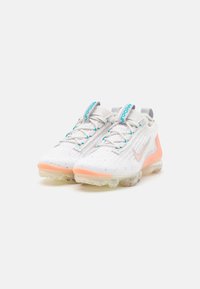 Nike Sportswear AIR VAPORMAX 2021 FK UNISEX - Športni copati - white/arctic orange/platinum violet/phantom