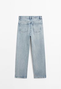 Jeans in denim azzurro chiaro con design a gamba dritta, due tasche posteriori e orlo grezzo. La texture appare leggermente sbiadita in tutto.