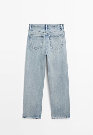 Lichtblauwe spijkerbroek met een rechte pijp, twee achterzakken en een onafgewerkte zoom. De textuur lijkt overal licht vervaagd.