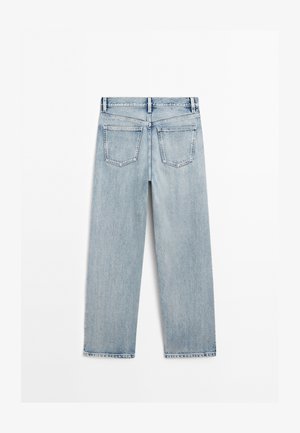 Jasnoniebieskie dżinsy o prostym kroju, z dwiema tylnymi kieszeniami i surowym dołem. Tekstura wydaje się lekko wyblakła w całym wymiarze.