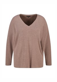 Pull en maille à col en V et manches longues de couleur marron clair, avec une texture côtelée et une coupe décontractée. Il présente des épaules tombantes et une silhouette ample.