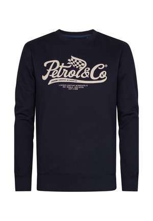 Sötétkék hosszú ujjú pulóver "Petrol & Co" logóval, sakktábla minta grafikával és egyéb szöveggel a mellrészen.
