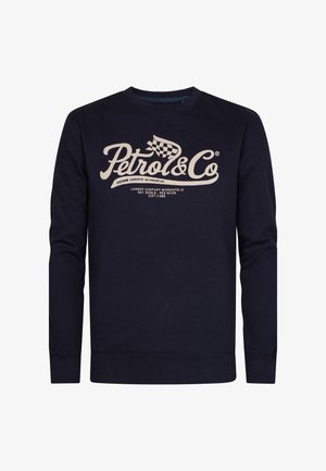 Sudadera de manga larga azul marino con el logo "Petrol & Co", un gráfico de bandera a cuadros y texto adicional impreso en el pecho.