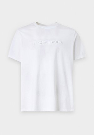 Hvit kortermet t-skjorte med rund hals og preget "MICHAEL KORS"-logo sentrert på brystet mot en ensfarget bakgrunn.