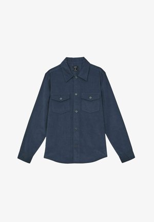 Sötétkék, gombos ing, puha anyagból készült, két mellzsebbel, hegyes gallérral és egyenes szegéllyel.