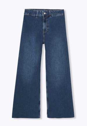 Jean en denim bleu foncé, à taille haute, avec des jambes larges, présentant une fermeture à bouton, des détails cousus et une texture lisse.