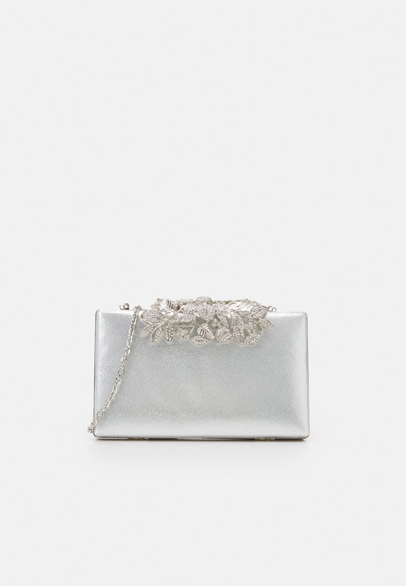 Pochette rectangulaire argentée avec finition métallique, ornée d'une décoration florale en strass et d'une chaîne argentée.