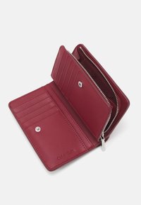 Calvin Klein DAILY MEDIUM BIFOLD - Maks - biking red