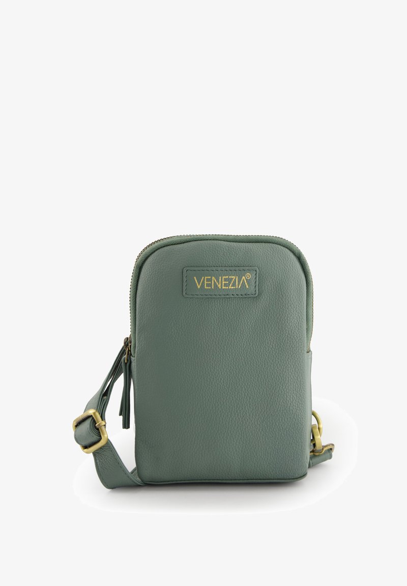 Zielona skórzana torebka typu crossbody z teksturowanym wykończeniem, złotymi akcentami metalowymi oraz zapięciem na zamek. Ma na przodzie oznaczenie marki.