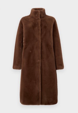 Cappotto in pelliccia sintetica marrone con colletto alto, silhouette dritta, maniche lunghe e texture morbida, privo di chiusure visibili o motivi.