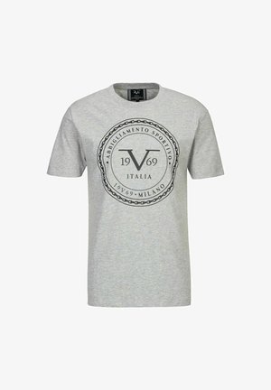 Graues Baumwoll-T-Shirt mit einem kreisförmigen schwarzen Grafikdesign, das den Text "V 1969" und "ABIGLIAMENTO SPORTIVO ITALIA" in einem Vintage-Stil zeigt. Kurzärmlig.