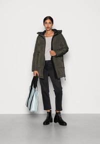 Vero Moda VMOSLO NOOS - Manteau en duvet - peat