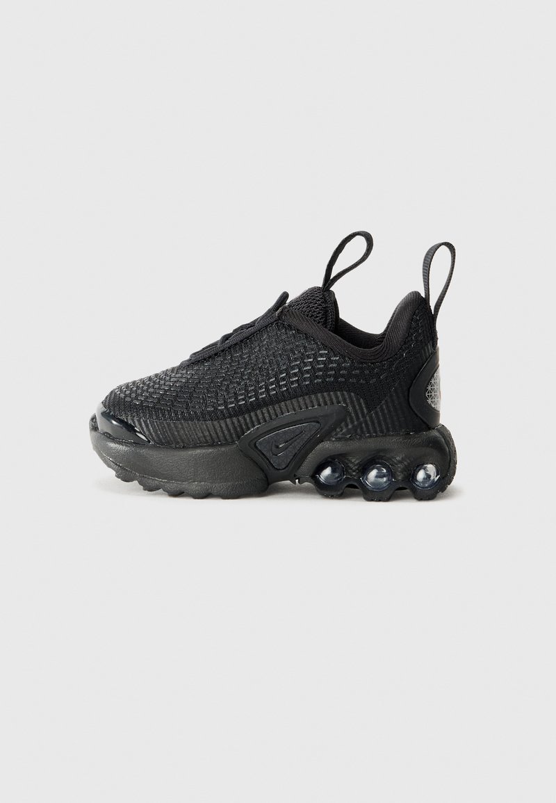 Chaussure de sport noire avec un dessus en maille tissée, des superpositions synthétiques, des languettes de traction et une semelle épaisse dotée de bulles d'air visibles.