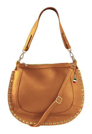 Braune Lederschultertasche mit goldenen Nieten entlang der Kanten, verstellbarem Riemen, Reißverschlussverschluss und kleinem Anhänger mit der Italien-Flagge.