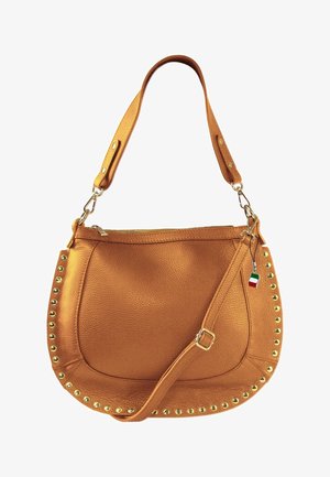 Braune Lederschultertasche mit goldenen Nieten entlang der Kanten, verstellbarem Riemen, Reißverschlussverschluss und kleinem Anhänger mit der Italien-Flagge.