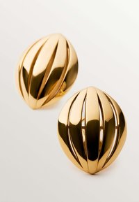 Pendientes en tono dorado con forma ovalada que presentan surcos verticales, creando una apariencia texturizada y en capas. Diseñados para ser utilizados como aretes de presión.