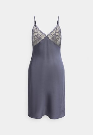 Φόρεμα από μωβ σατέν με ρυθμιζόμενους ιμάντες και διακοσμητικές λεπτομέρειες από λουλουδένια δαντέλα στο μπούστο, πάνω σε απλό λευκό φόντο.