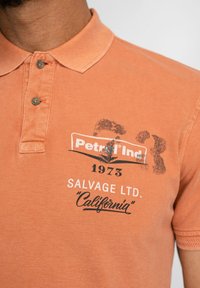 Petrol Industries SPORTY ARTWORK - Polo shirt - desert orange