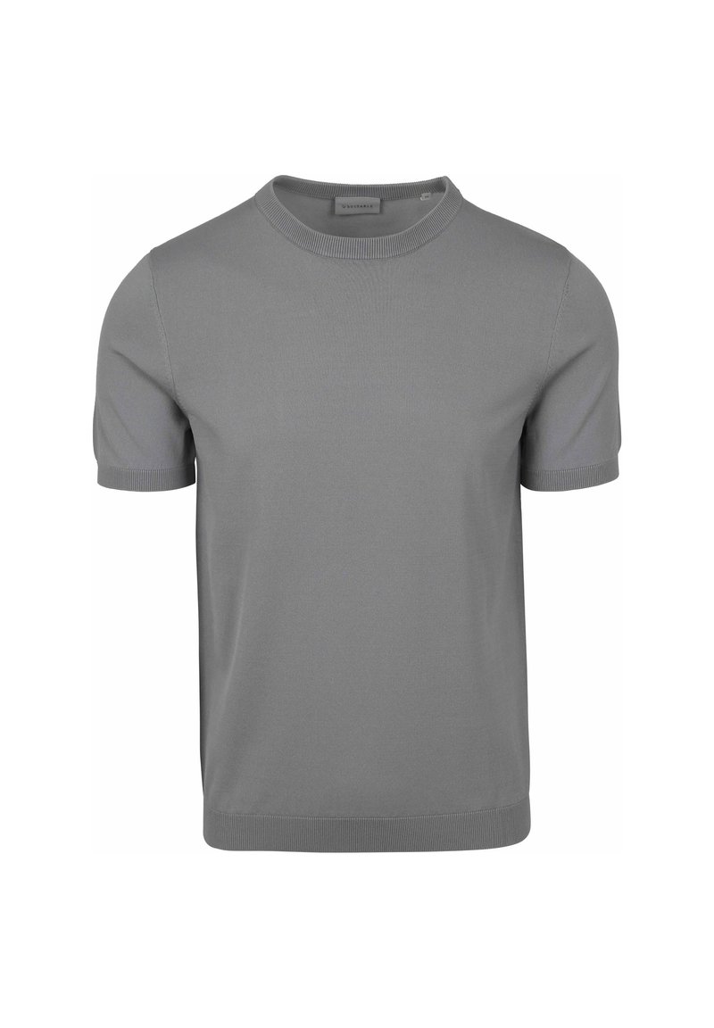 Grijze korte mouwen crewneck gebreide trui met een gladde textuur. Heeft ribgebreide manchetten en zoom, en een subtiele naad op de schouder.