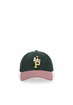 Casquette de baseball en velours côtelé vert foncé et rose avec la lettre P jaune brodée et Snoopy allongé dessus avec Woodstock sur son ventre.