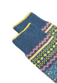 Guanti senza dita lavorati a maglia in blu, con texture a coste, accenti gialli e motivi geometrici multicolori in rosso e giallo.