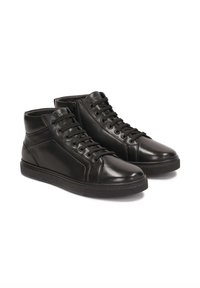 Črne usnjene športne copate visoke do gležnjev z gladko površino, okroglo konico, zavezovanjem spredaj in diskretnimi tonalnimi šivi. Guma podplat.