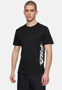 Camiseta deportiva negra de tejido transpirable, con mangas cortas y un diseño gráfico blanco en el lado izquierdo. Textura suave.