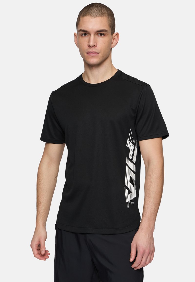 Camiseta deportiva negra de tejido transpirable, con mangas cortas y un diseño gráfico blanco en el lado izquierdo. Textura suave.