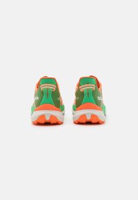 Bunte Laufschuhe mit einem Obermaterial aus grünem Mesh, orangenen Akzenten und einer gepolsterten weißen Sohle. Verfügt über eine strukturierte Außensohle für besseren Halt.