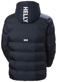 Chaqueta acolchada azul marino con capucha, con acolchado vertical, con la marca "HELLY" en la parte posterior y un pequeño logo blanco en la parte inferior de la espalda.
