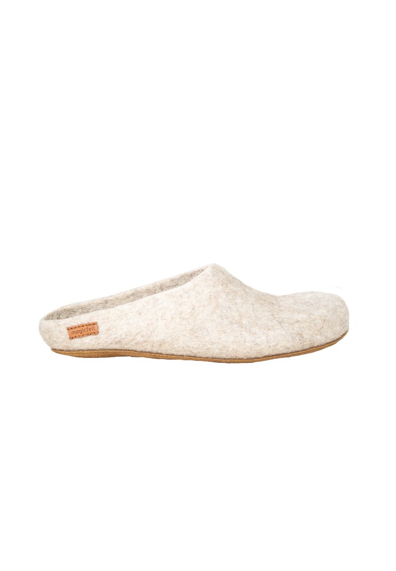 Filzhausschuhe in hellem Beige mit einem geschlossenen Zehendesign und einem braunen Lederetikett. Glatte Textur und weiche Oberfläche.