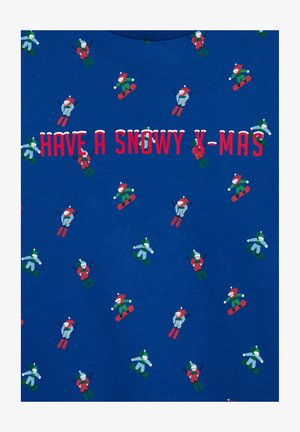 Sinine sviiter, millel on korduvad mustrid suusatajatega ja lumelauaga sõitjatega. Esiküljel punane tekst "SOOVIDAME LUMEGA JÕULU".