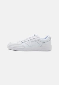Sneakers bianchi con un upper in pelle testurizzata e una punta forata. Presentano un design laterale a contrasto e una suola in gomma.