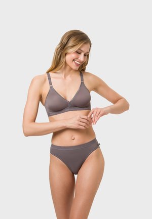 Bra and brief set in soft gray fabric, featuring a triangle design, adjustable straps, and a smooth waistband. Minimalist style and seamless finish.
