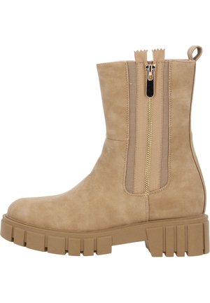 Stivale alla caviglia beige con una finitura in suede liscia, cerniera laterale con accenti metallici e una suola spessa e testurizzata.