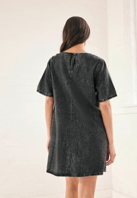 Next SHORT SLEEVE - REGULAR FIT - Vestido vaquero - washed black