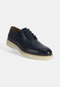 Maritiem leren jurk schoen met een gladde textuur, ronde neus, witte rubberen zool en zes-vloeiende veterontwerp. Bevat subtiele stikseldetails.
