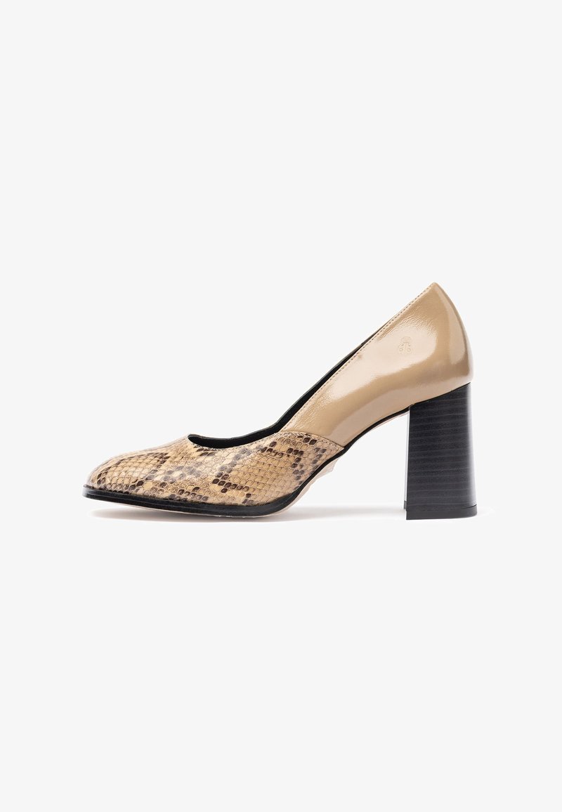 Décolleté in pelle verniciata beige e stampa serpente con punta arrotondata, caratterizzato da una finitura testurizzata e un tacco grosso nero.