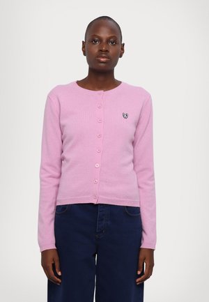 Rosa gestrickte Strickjacke mit rundem Ausschnitt, Knopfverschluss vorne und kleinem gesticktem Logo auf der linken Brust. Lange Ärmel und gerippter Saum.